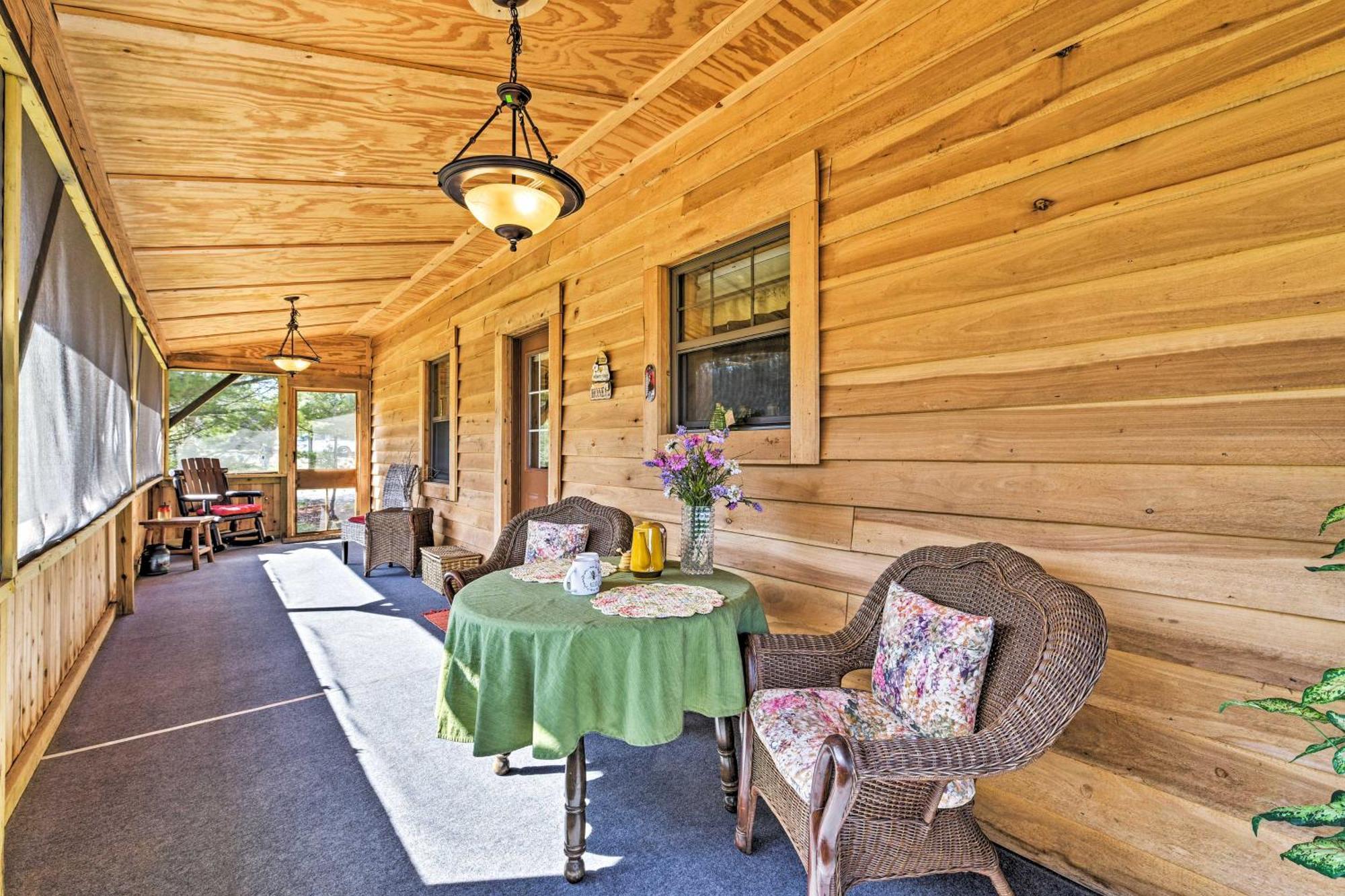 Honey House Cabin - A Quiet Countryside Retreat! Nappanee Екстериор снимка